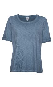 Blaues Baumwoll-Shirt mit Rundhalsausschnitt und kurzen Ärmeln, dezentes florales Muster auf der linken unteren Seite, leicht melierte Optik, einfache und lockere Passform