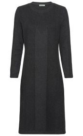 Dunkelgraues Baumwoll-Kleid mit langen Ärmeln, rundem Halsausschnitt und strukturierten Mustern vorne, knieumspielend, eng anliegend, gerader Saumabschluss.