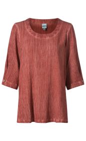 Damenbluse aus Viskose-Mix in Rostrot mit feiner, strukturierter Linienoptik, Rundhalsausschnitt, 3/4-Ärmeln mit Knopfdetails, legerer Schnitt, angenehmes, leicht glänzendes Material