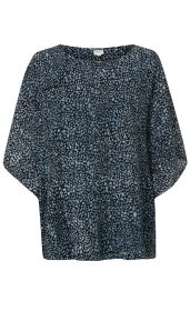 Viskose-Bluse mit lockerem Schnitt, halblangen Ärmeln, rundem Ausschnitt und abstraktem Muster aus kleinen, unregelmäßigen hellblauen Formen auf schwarzem Grund