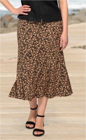 Viskose-Mix-Rock mit floralen Muster in Beige und Blau auf schwarzem Grund, knielang, leicht ausgestellt, kombiniert mit schwarzem Oberteil und schwarzen Sandaletten mit Knöchelriemen