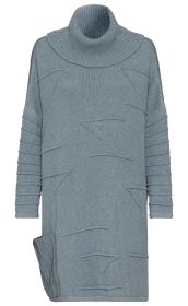 hellblauer Baumwoll-Mix-Pullover mit weitem Rollkragen, langen gerippten Ärmeln, strukturierter Strickoptik und seitlichem Schlitz am Saum