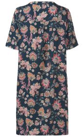 Baumwoll-Kleid mit kurzem Arm, dunkelblauem Grund und buntem Blumenmuster in Rosatönen, Orange, Beige und Hellblau, leichte Falten an den Schultern, knielang, hinten gesehen