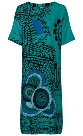 Viskose-Kaftan in Türkis mit kurzen Ärmeln, rundem Ausschnitt, abstraktem schwarzen und blauen Muster mit geometrischen und floralen Elementen, locker geschnitten, knielang.