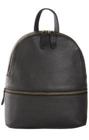 schwarzer leder-rucksack mit strukturierter oberfläche, zwei reißverschlüssen aus metall in goldfarbe, obere tasche mit zwei zippern, untere tasche mit breitem reißverschluss, gepolsterter griff oben