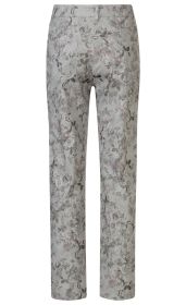 Baumwoll-Mix Hose in Hellgrau mit floralem Muster in Grau und Rosa, gerade geschnitten, mit zwei aufgesetzten Gesäßtaschen, angeschnittenem Bund und mittlerer Bundhöhe, Rückansicht