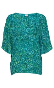 Viskose-Bluse mit weitem Schnitt, rundem Halsausschnitt, halblangen Ärmeln, hellgrünem und türkisfarbenem Blumen- und Blattmuster auf petrolfarbenem Hintergrund