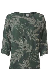 Dunkelgrüne Viskose-Bluse mit beigen und dunkelblauen Blattmustern, 3/4-Ärmeln, rundem Ausschnitt und Knopfverschluss hinten am Kragen.