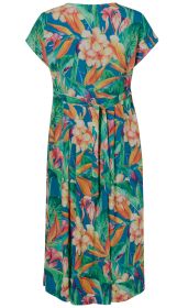Rückenansicht eines Viskose-Kleids mit kurzem Ärmel, blauem Grundton, buntem tropischem Blumen- und Blattmuster, mittlerer Länge und integriertem Stoffgürtel zum Binden in der Taille.