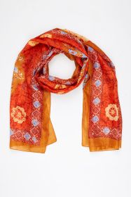 Seidenschal in Rot und Orange mit blauen und gelben floralen und geometrischen Mustern, locker gelegt auf weißem Hintergrund