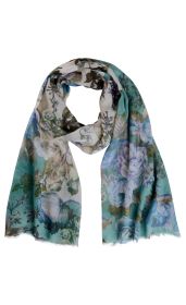 Modal-Mix Schal 180x70cm, leicht, halbtransparent, mit floralem Muster in Blau-, Grün- und Beigetönen, Fransen an den Enden, elegant drapiert vor weißem Hintergrund