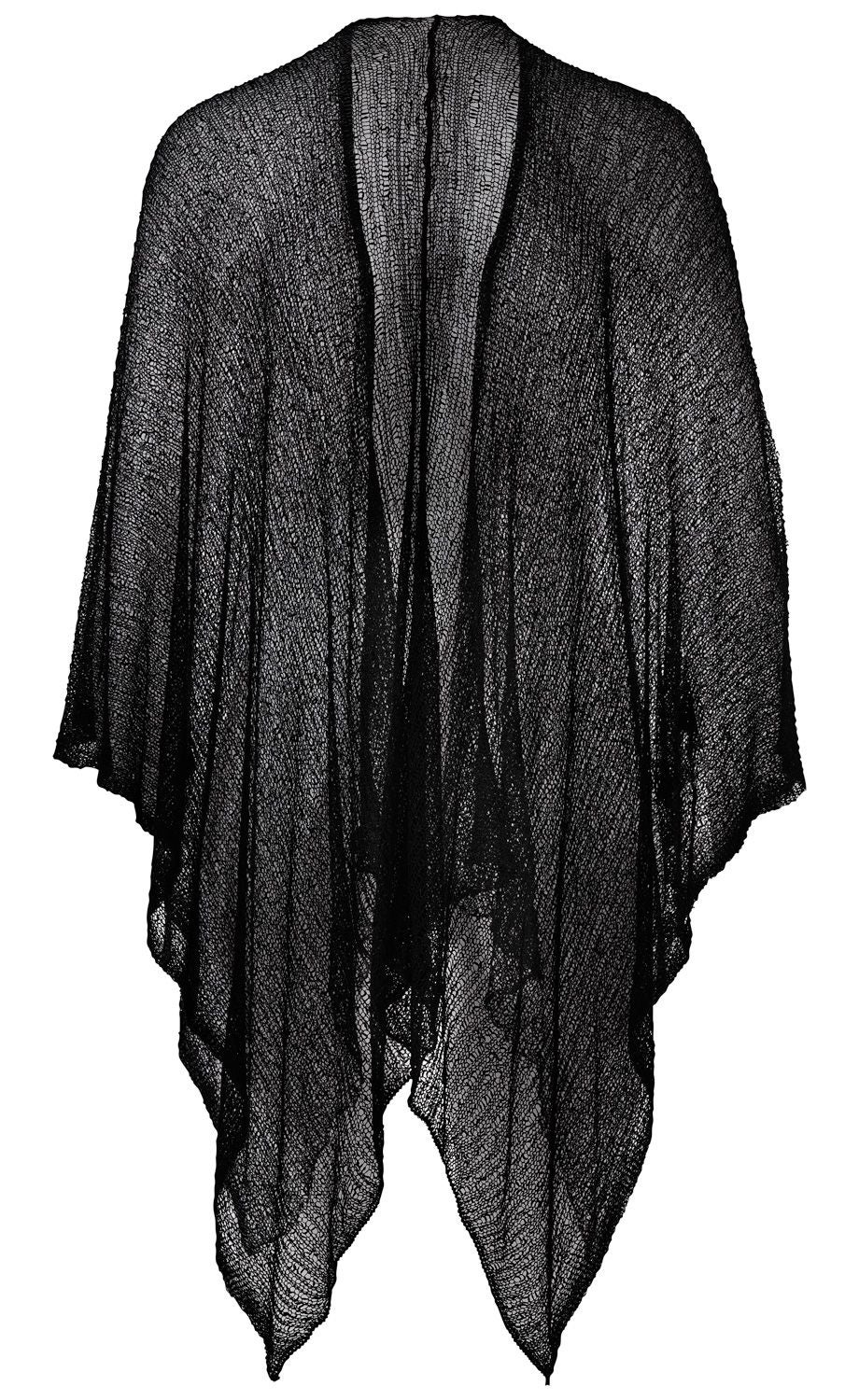 schwarze, transparente Viskose-Stola aus grobmaschigem, leicht fallendem Stoff, mit asymmetrischem Saum, hängend fotografiert vor weißem Hintergrund