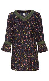 Dunkelblaue Viskose-Bluse mit buntem Blumenmuster in Gelb, Rosa und Braun, V-Ausschnitt und Spitzenborte in Olivgrün am Kragen und an den 3/4 Ärmeln mit Volantabschluss