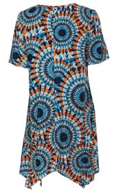 Viskose-Kleid mit kurzem Arm, asymmetrischem Saum und buntem Mandala-Muster in Blau, Orange, Weiß und Dunkelblau auf hellem Grund