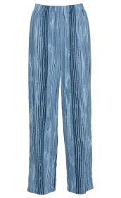 Blau gemusterte Modal-Hose mit elastischem Bund, geradem Bein und vertikalen Streifen in verschiedenen Blautönen, knitterfrei und leicht, geeignet für bequemen Alltagstragen