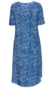 Blaues Viskose-Kleid mit weißem Blumenmuster, kurzen Ärmeln und rundem Halsausschnitt, knielang, hinten leicht verlängert, gerade Schnittform.