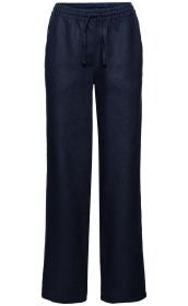 Dunkelblaue Leinen-Hose mit weitem Bein, elastischem Bund und Kordelzug, vorne mit zwei Eingrifftaschen, gerade geschnitten, leichter Stoff, lässiger Schnitt für Freizeit und Sommer.