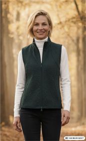 Frau mit kurzem blondem Haar trägt dunkelgrüne, gesteppte Baumwoll-Weste mit Stehkragen und Reißverschluss über weißem Rollkragenpullover, dunkle Hose, herbstlicher Waldhintergrund mit weichem Licht