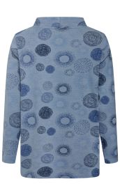 Hellblauer Langarmshirt-Rücken mit dunkleren blauen, kreisförmigen Mustern in verschiedenen Größen und Designs, hoher Kragen, strukturierte Stoffoberfläche, minimalistische, moderne Optik