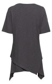 Rückansicht eines dunkelgrauen Baumwoll-Shirts mit kurzen Ärmeln, asymmetrischem Saum mit spitzen Ecken und unifarbenem, leicht meliertem Stoff.