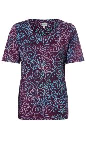 Damen Baumwoll-Shirt in Dunkellila mit Rundhalsausschnitt, kurzem Ärmel und abstraktem Batikmuster in Hellblau und Rosa