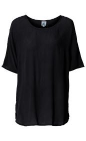 schwarze Viskose-Bluse mit kurzen Ärmeln, rundem Ausschnitt und leicht strukturierter Oberfläche, locker geschnitten