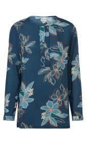 blaue Modal-Bluse mit langem Arm, Rundhalsausschnitt, Knopfleiste und großem floralen Muster in Hellblau, Weiß, Grün und Braun, lockere Passform
