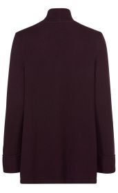 Baumwoll-Mix-Strickjacke in dunklem Aubergine, Rückansicht, langärmlig, mit Stehkragen und umgeschlagenen Ärmelsäumen, fein gestrickt, gerader Schnitt
