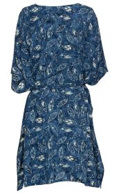 Viskose-Kaftan in Blau mit weißem Fischmuster, kurz geschnitten, lockerer Schnitt mit halblangen Ärmeln, Taillengürtel, leichter Stoff, Rückansicht, maritimes Design