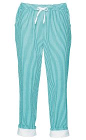 Baumwoll-Hose mit türkisen und weißen senkrechten Streifen, elastischem Bund mit weißem Kordelzug und hochgekrempeltem Beinabschluss mit weißem, besticktem Stoffeinsatz