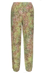 Viskose-Hose mit elastischem Bund und Beinabschluss, beige Grundfarbe mit buntem floralen Muster in Grün, Pink, Braun und Gelb, lockere Passform, luftiges Material