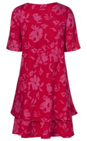 Rückansicht eines knielangen Baumwoll-Mix-Kleids in Rot mit rosa floralem Muster, kurzen Ärmeln und zwei Lagen im Rockbereich