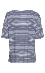 Rückenansicht einer kurzärmligen Baumwoll-Bluse mit blau-weißen horizontalen Streifen, weiter Schnitt, leichter Stoff, Rundhalsausschnitt, schlichtes Design ohne Applikationen oder Verzierungen.