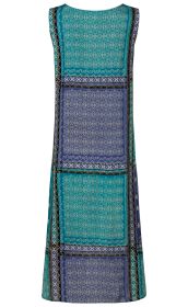 Ärmelloses Viskose-Kleid in Midi-Länge mit geometrischem Muster in Blau- und Türkistönen, bestehend aus quadratischen Feldern mit Blumen- und Linienornamenten, geradem Schnitt und Rundhalsausschnitt, Rückansicht.