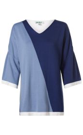 Viskose-Pullover mit V-Ausschnitt, halblangen Ärmeln, diagonaler Farbkombination in Hellblau und Dunkelblau, weiße Saumabschlüsse an Ärmeln und Bund, lässiger Schnitt.