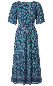 Viskose-Kleid mit kurzem Arm, Gürtel in der Taille, blaues Grundmuster mit floralem Print in verschiedenen Blautönen und Weiß, knielang, weite Ärmel, Stufenrock mit Bordürenmuster am Saum
