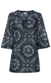 Damen Viskose-Mix-Tunika in Blau mit weißem Batik-Muster, 3/4-Ärmeln, V-Ausschnitt mit Schnürung und lockerer Passform