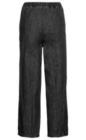 schwarze Baumwoll-Hose mit elastischem Bund, locker geschnitten, gerade geschnittene Beine, sichtbare Nahtdetails, ohne Taschen, schlichtes Design