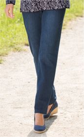 Frau trägt dunkelblaue Baumwoll-Hose und blaue Keilschuhe mit Bastabsatz, geht auf einem hellen Kiesweg, grüner unscharfer Hintergrund, Oberteil mit weißem floralem Muster auf dunkelblauem Stoff sichtbar