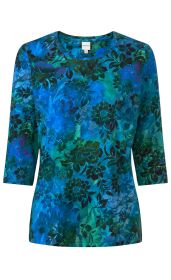 Baumwoll-Shirt in Blau und Grün mit dreiviertel Ärmeln, floralen schwarzen und blauen Mustern, Rundhalsausschnitt, tailliert geschnitten.