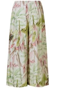 Weite Viskose-Hose mit elastischem Bund, hellgrundig mit floralem Blatt- und Blumenmuster in zarten Grün-, Rosa- und Braun-Tönen