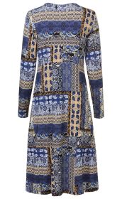 Rückenansicht eines Viskose-Mix-Kleids mit langem Arm und Patchwork-Muster in Blau-, Beige- und Schwarztönen, florale und ornamentale Motive, knielang.