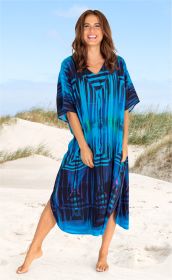 Frau am Strand trägt leichten Viskose-Kaftan in Blau mit abstraktem Muster, knielang, mit V-Ausschnitt, steht barfuß im Sand, lächelt, Hintergrund: Dünen und blauer Himmel