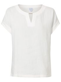 weißes kurzärmeliges Baumwoll-Mix-Shirt für Damen mit rundem Ausschnitt und kleinem Schlitz vorne, leichte Struktur im Stoff, lockere Passform, lässiges Design