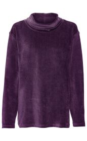 lila langärmliges Samtshirt mit hohem, locker gefaltetem Kragen, gerade geschnitten, ohne Muster oder Aufdruck, schlicht und weich aussehend