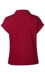 Rückansicht eines weinroten Baumwoll-Shirts mit kurzem, hochgekrempeltem Ärmel und Hemdkragen, schlichte Verarbeitung ohne Muster oder Verzierungen, glatte, leicht strukturierte Oberfläche