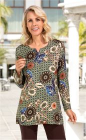 Frau mit schulterlangen blonden Haaren trägt langärmlige Viskose-Bluse mit buntem floralem und geometrischem Muster, steht vor heller Säulenarchitektur, lächelnd, trägt dunkelbraune Hose