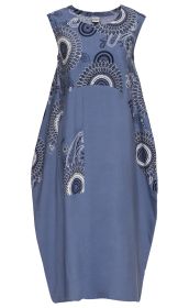 Leinen-Mix-Kleid in Blau mit ärmellosem Schnitt, großflächigem abstraktem Mandala-Muster in Weiß, Dunkelblau und Schwarz, weit geschnittenes Design, asymmetrischer Einsatz auf Vorderseite, knielang, Rundhalsausschnitt