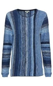 Baumwoll-Pullover mit Rundhalsausschnitt, in verschiedenen Blautönen gestrickt, mit langem Arm und feiner Streifenstruktur, modernes Design, legerer Schnitt.