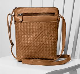 cognacfarbene Ledertasche mit geflochtenem Muster, Reißverschlussfach vorne, verstellbarem Schulterriemen, auf weißem Stuhl platziert